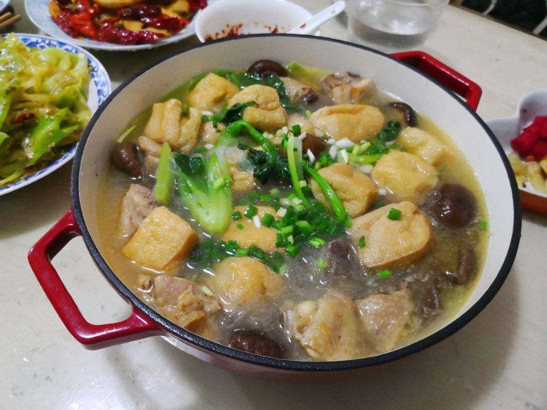 油豆腐香菇鸡腿煲