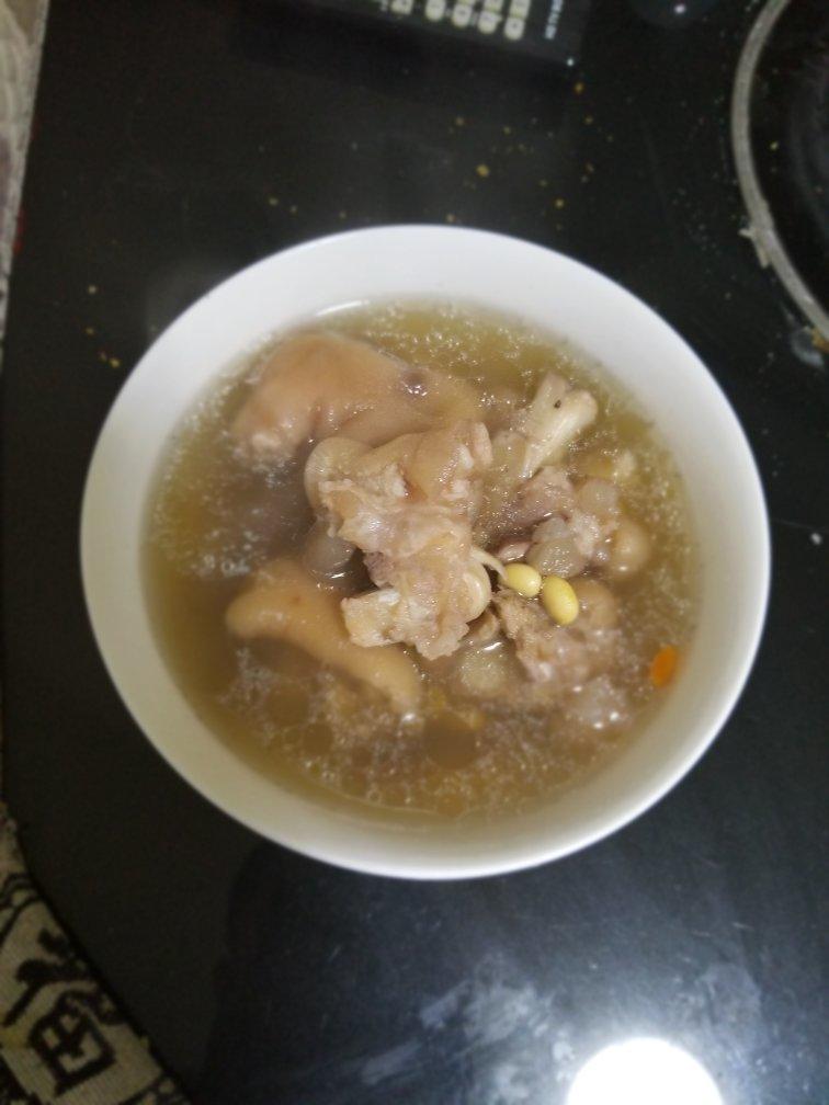 黄豆花生猪脚汤