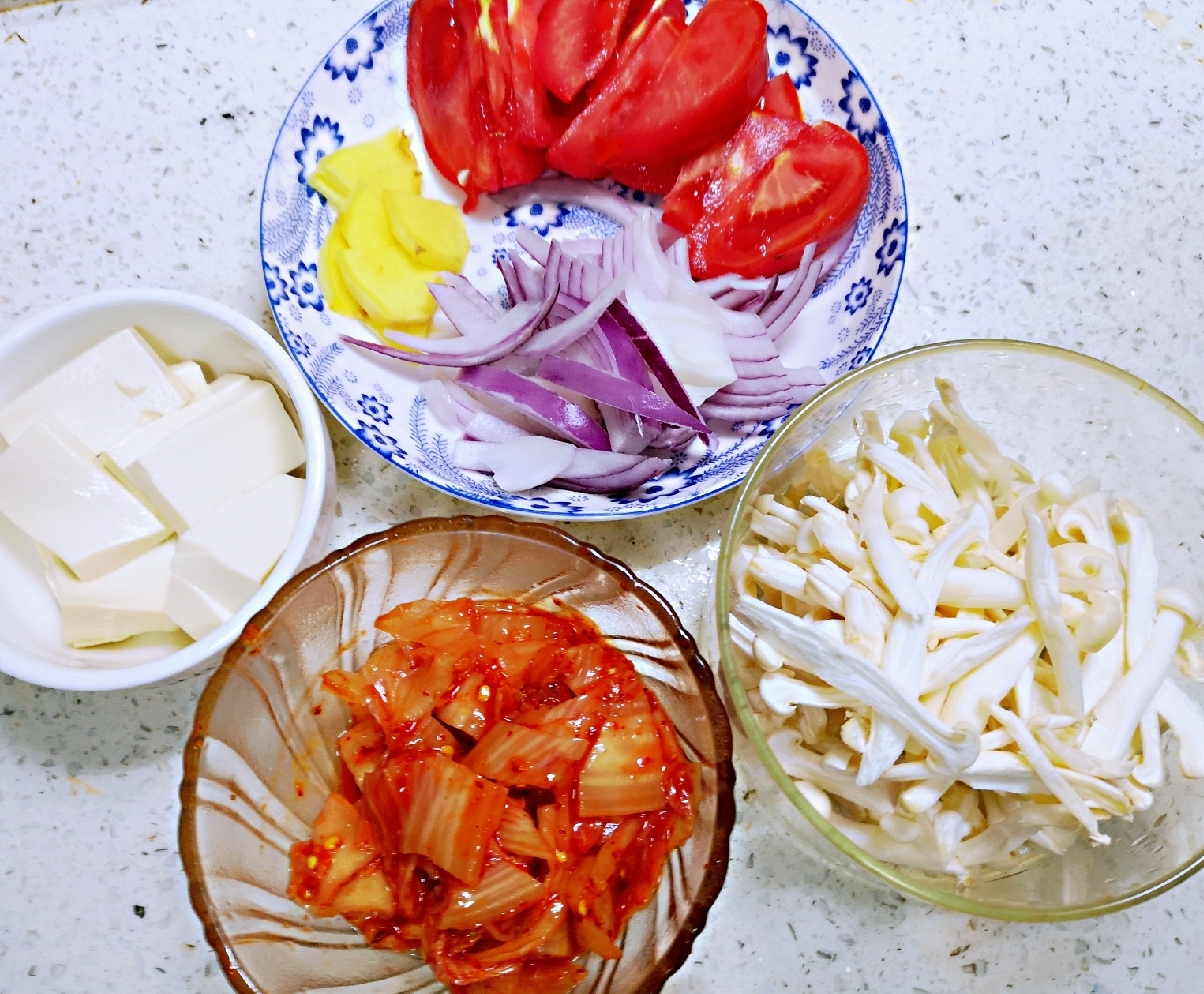 西红柿辣白菜牛肉汤的做法 步骤1