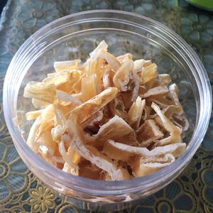白领养颜汤：羊肚菌元贝胡萝卜花胶排骨汤的做法 步骤3