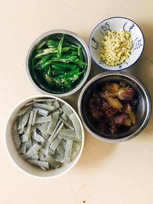 红薯粉粑粑炒腊肉的做法 步骤6