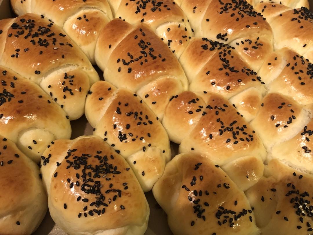 又香又软又拉丝，咬一口奶香十足！超治愈的淡奶油波兰种小餐包