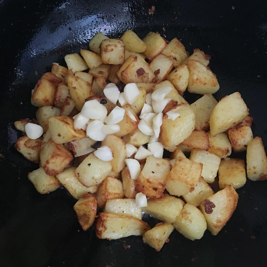 麻辣土豆块的做法 步骤6