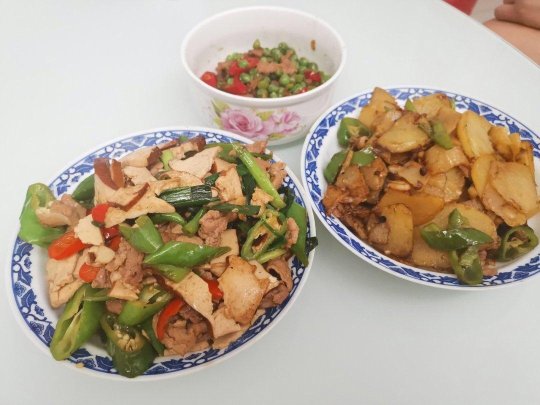 香干辣椒炒肉~  真的好吃爆了