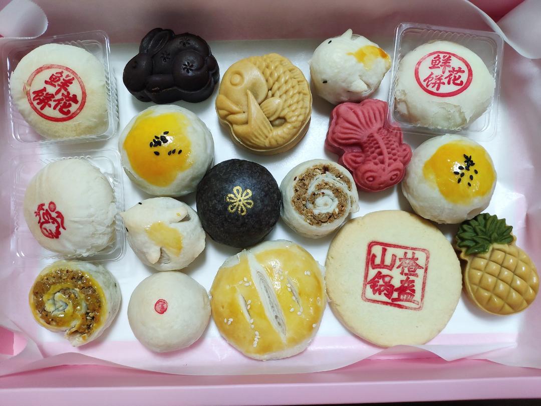 酥掉渣凤梨蛋黄黑金酥