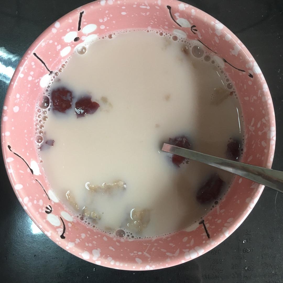 红枣红豆薏仁牛奶粥
