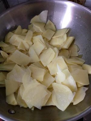 老黄瓜炒土豆片的做法 步骤3