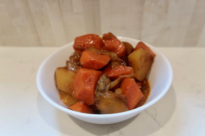调料有限也可以很好吃的胡萝卜土豆焖茄子的做法