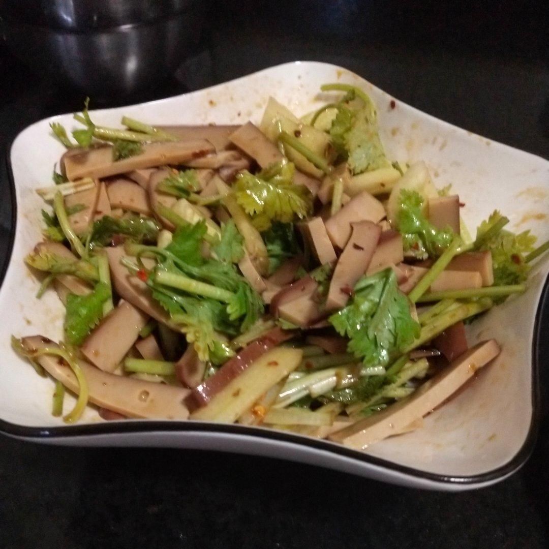 鸡蛋干拌香菜
