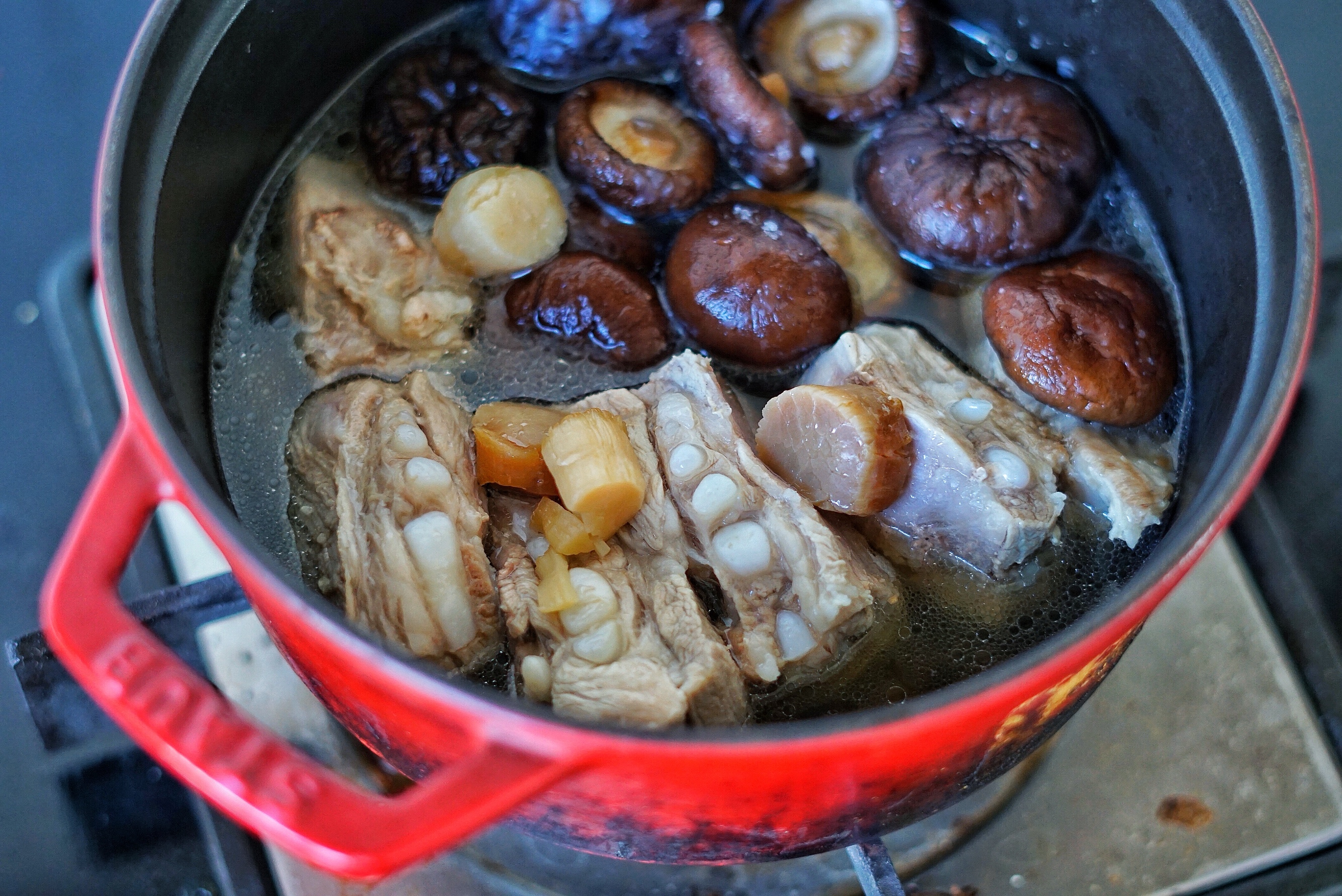铸铁锅版金钱菇排骨干贝汤（蒸煮结合不焯水）的做法