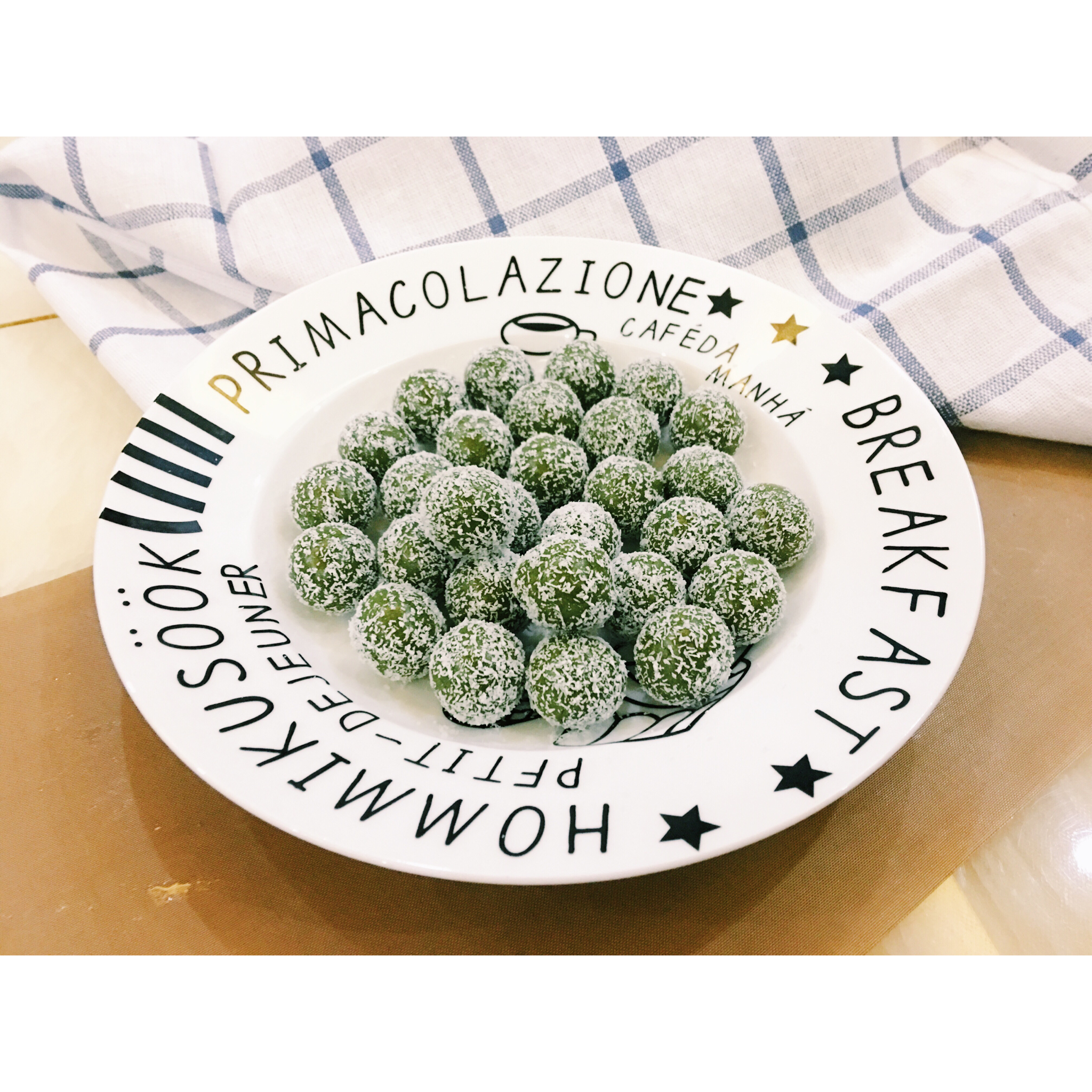 四种口味的五分钟牛乳糖—原味、巧克力、咖啡、抹茶