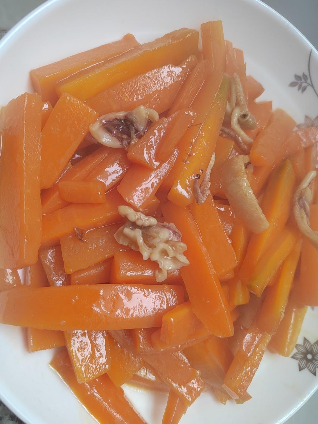 红萝卜炒干鱿鱼