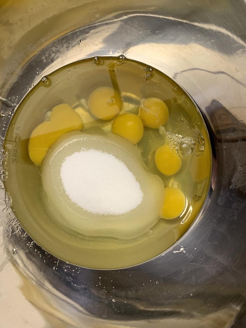 准备祖传的香蕉蓝莓玛芬蛋糕