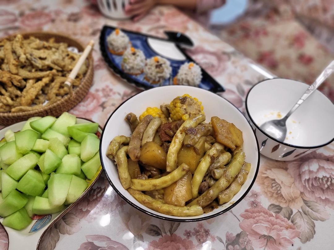 家常土豆炖豆角