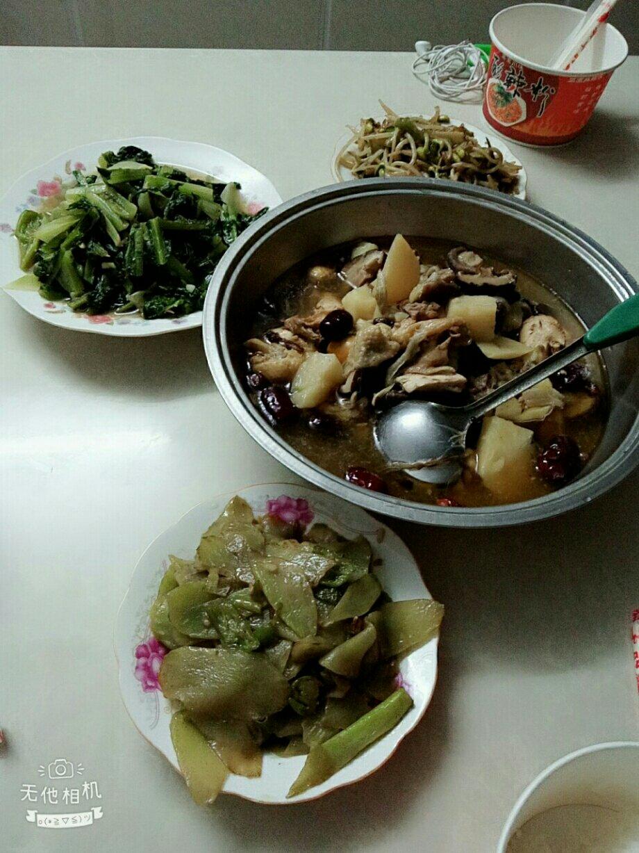 大骨鸡炖土豆香菇