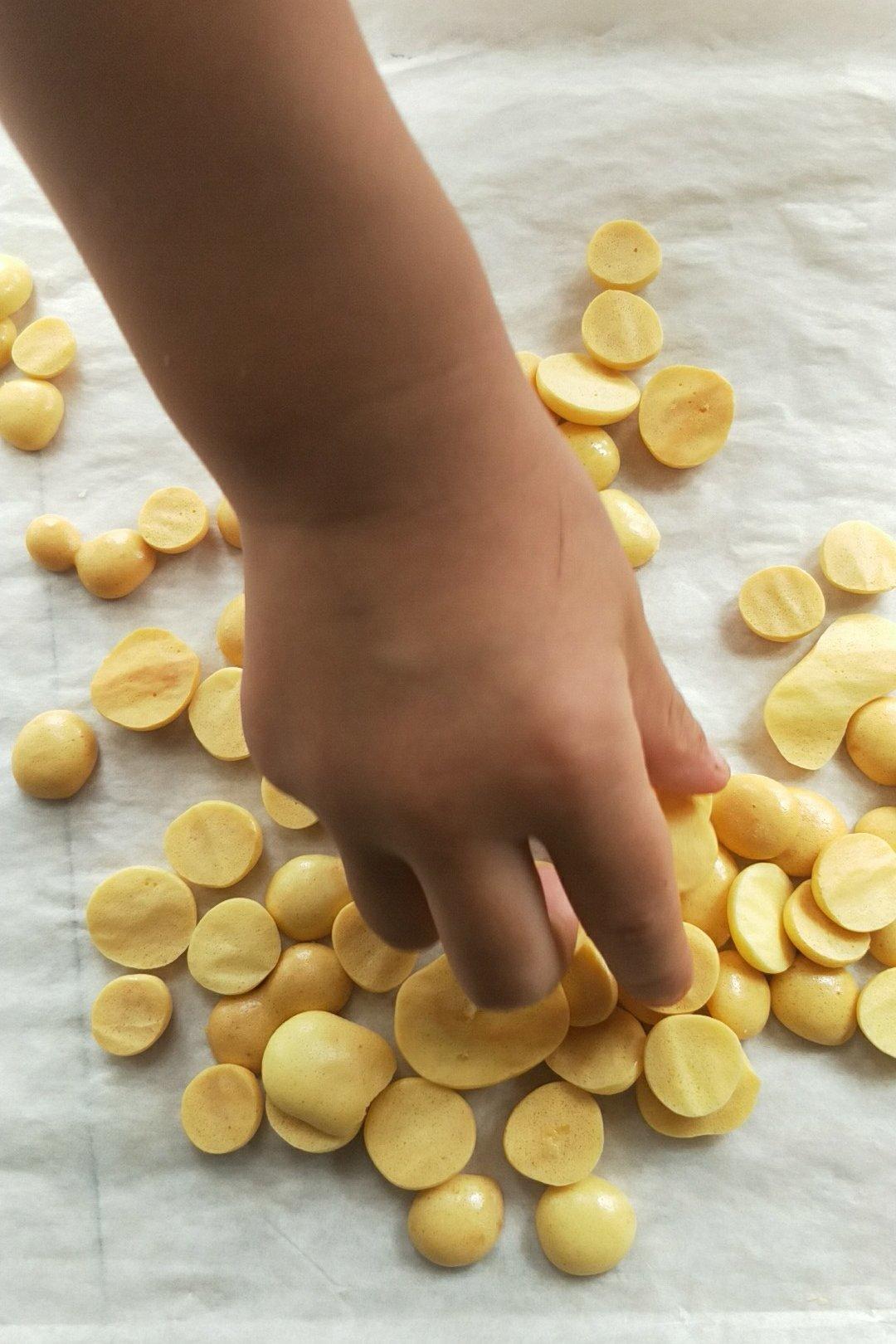 入口即化的无添加蛋黄溶豆