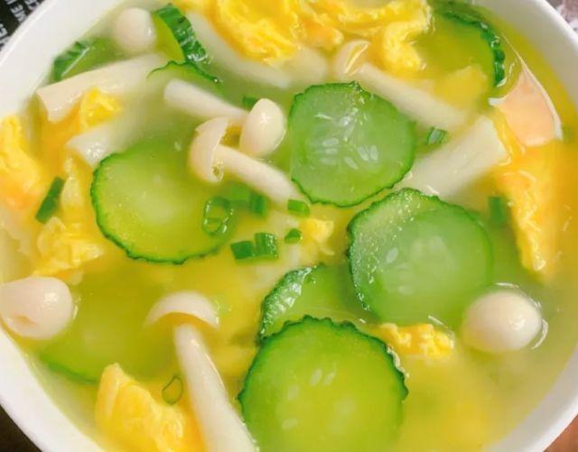 黄瓜白玉菇鸡蛋汤。的做法