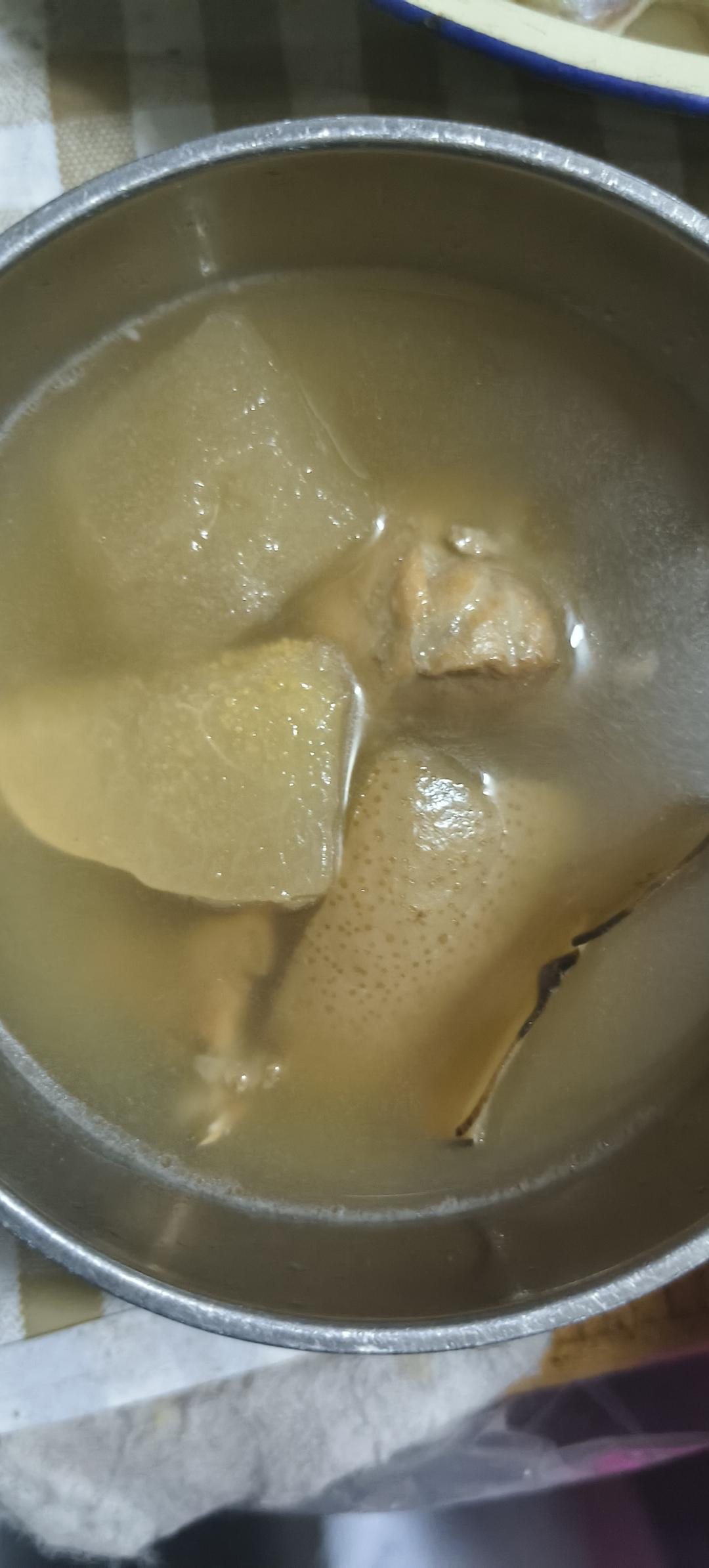 雪梨海底椰无花果猪骨汤｜润肺汤水