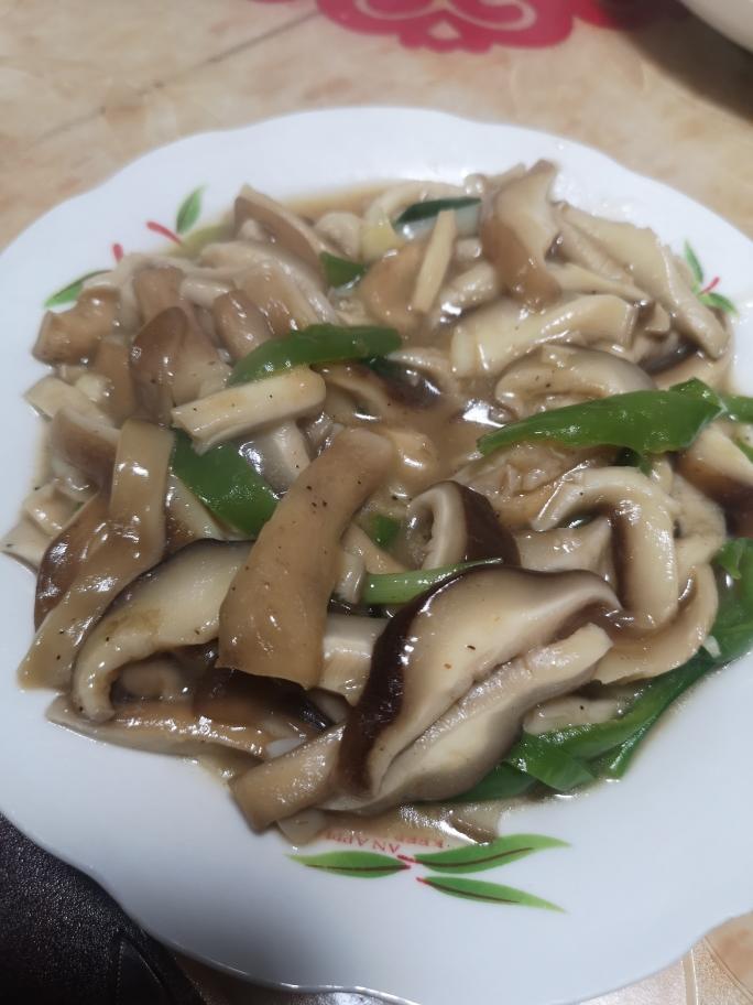 鲜到眉毛掉下来的青椒炒香菇