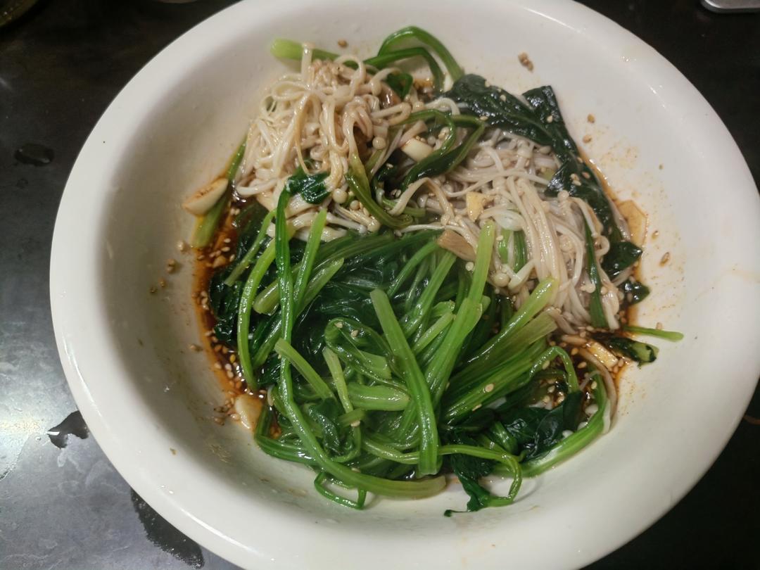解馋减脂餐！酸辣开胃又下饭的菠菜拌金针菇