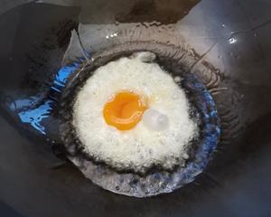 丝瓜鲜菇荷包蛋皮蛋汤🍲快手 家常 百搭夏日汤的做法 步骤2