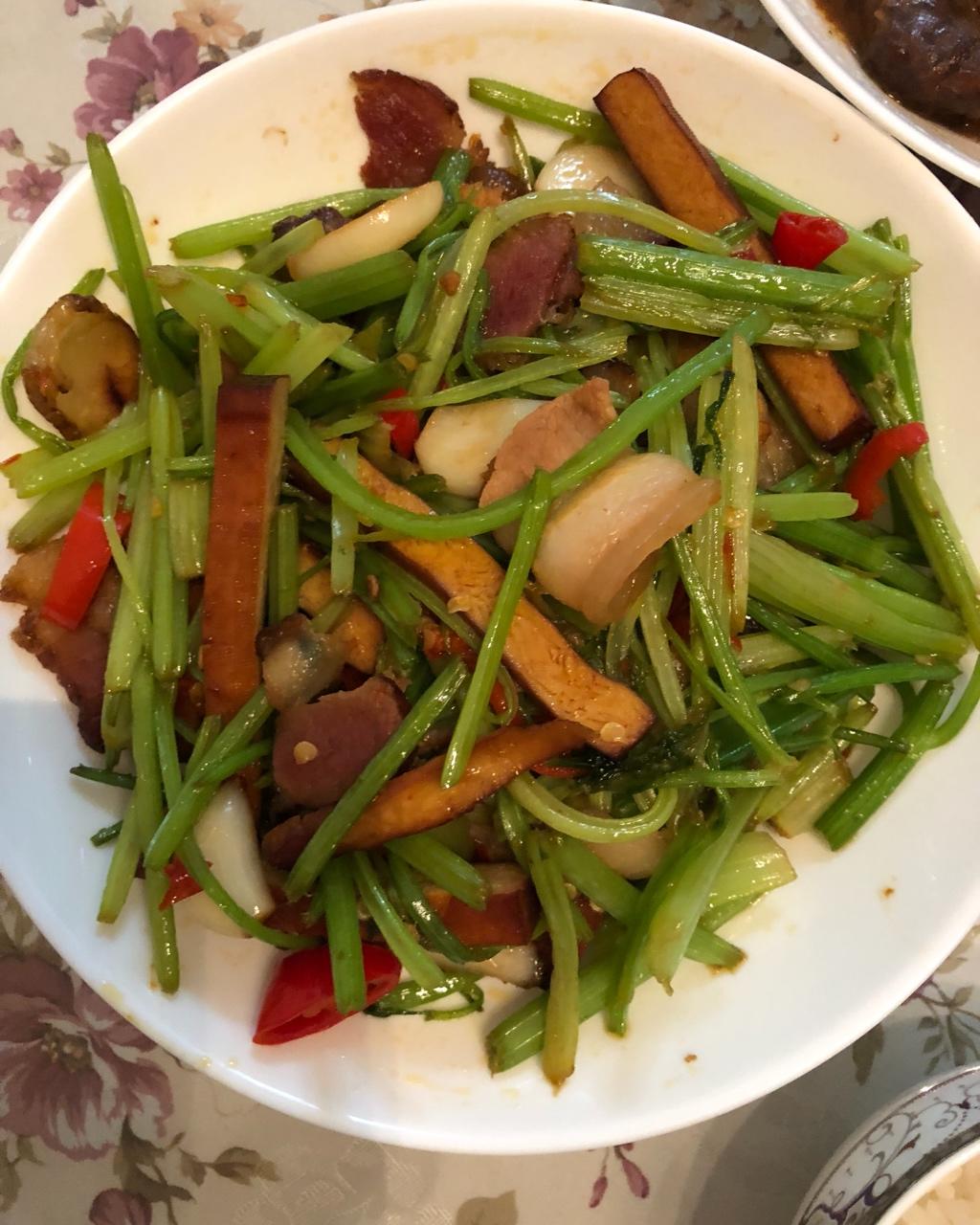 五花肉片,竹熏腊肉,蒜瓣&红美人椒,香干,秘制酱汁