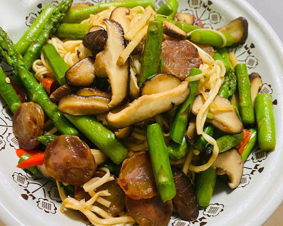 次清爽简单的芦笋腊肠炒面（咋每次都没提香菇..那就给它个符号🍄！）的做法