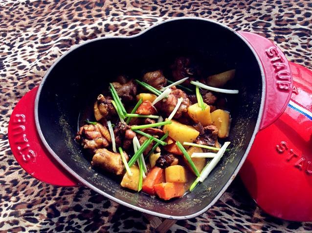 铸铁锅咖喱土豆烧鸡腿的做法