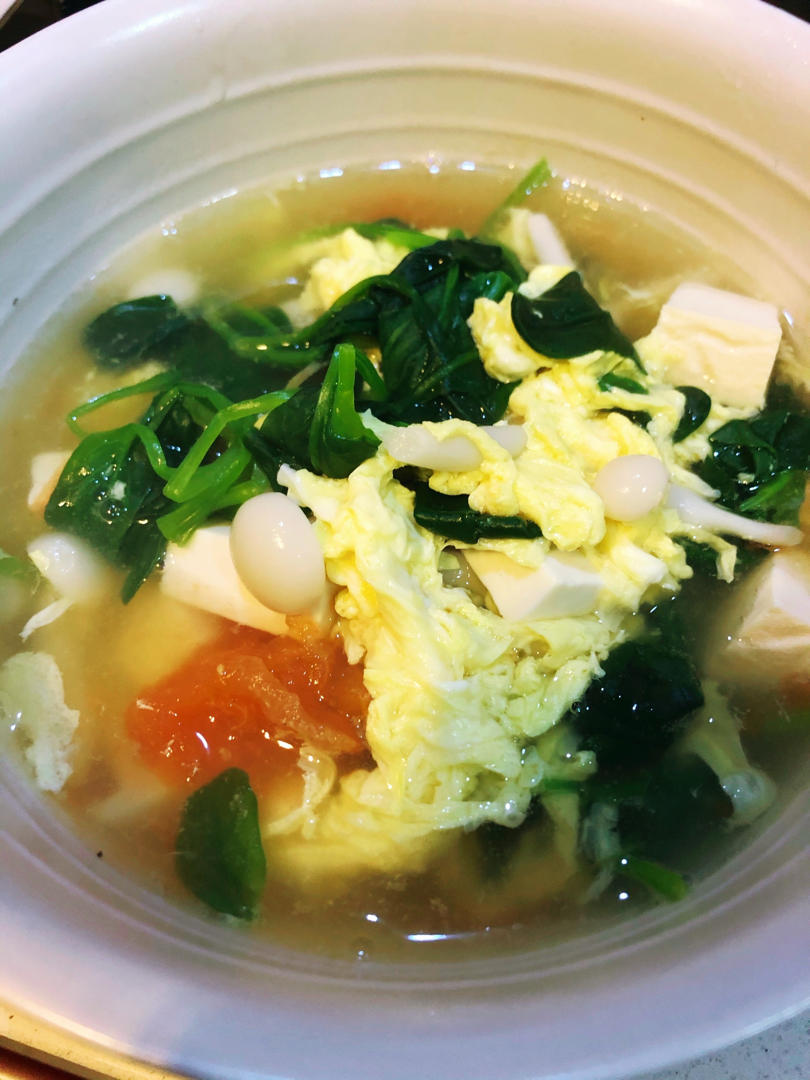 无油减脂蔬菜汤(西红柿鸡蛋菠菜豆腐白玉菇)