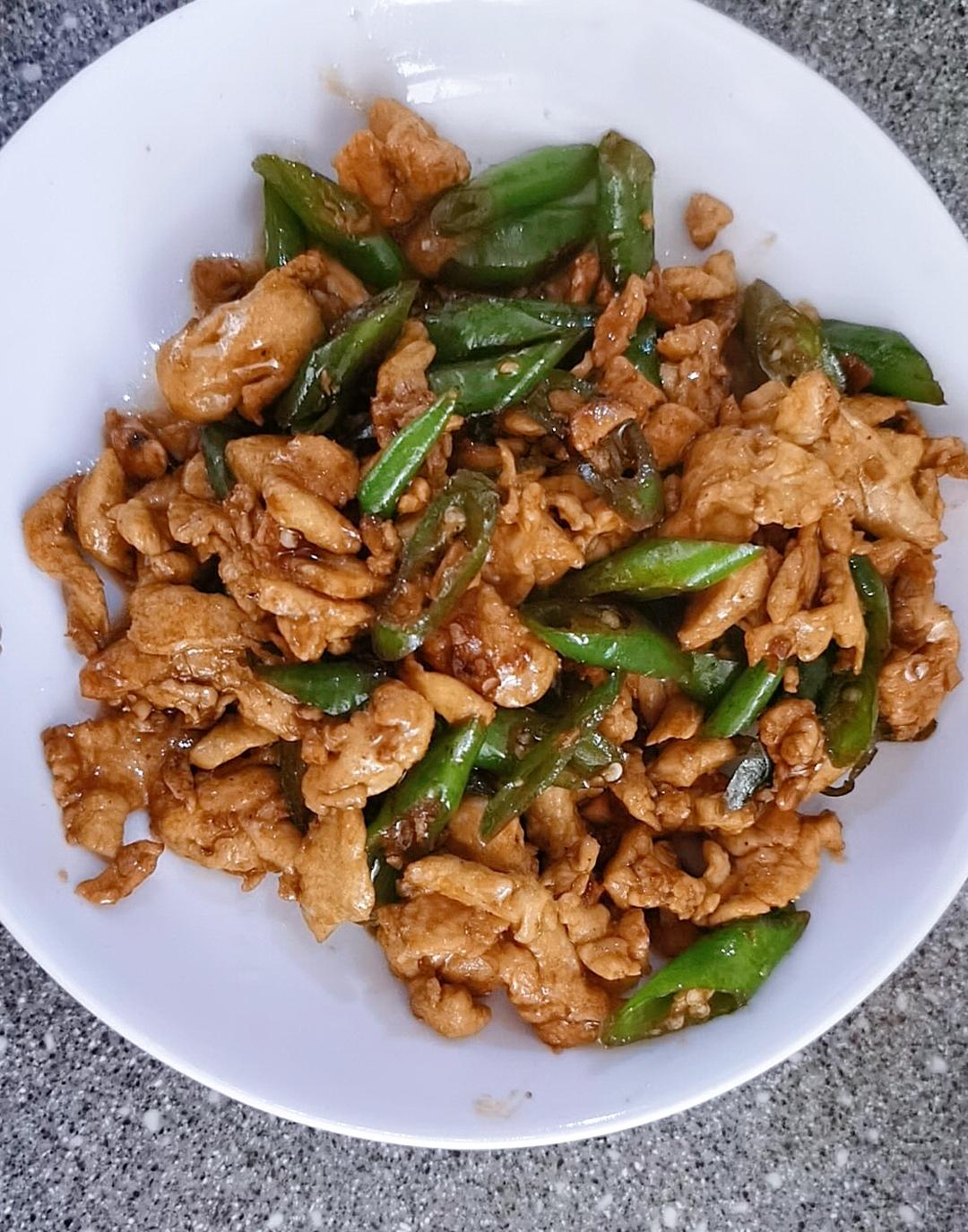 巨好吃的青椒炒鸡胸肉丝，超下饭