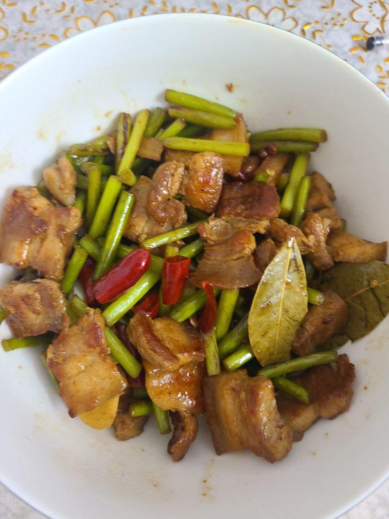 五花肉炒蒜心