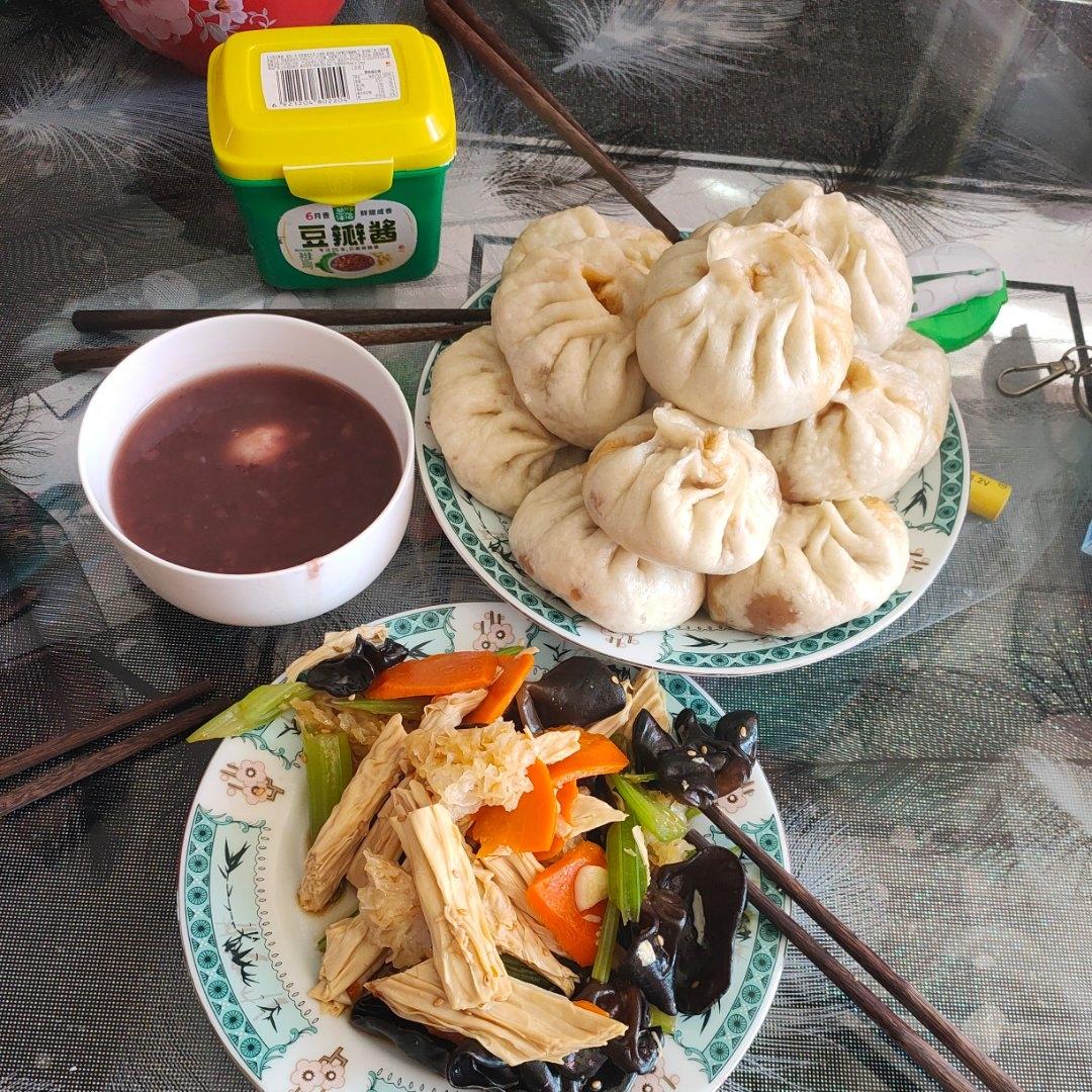 松软多汁的肉包子