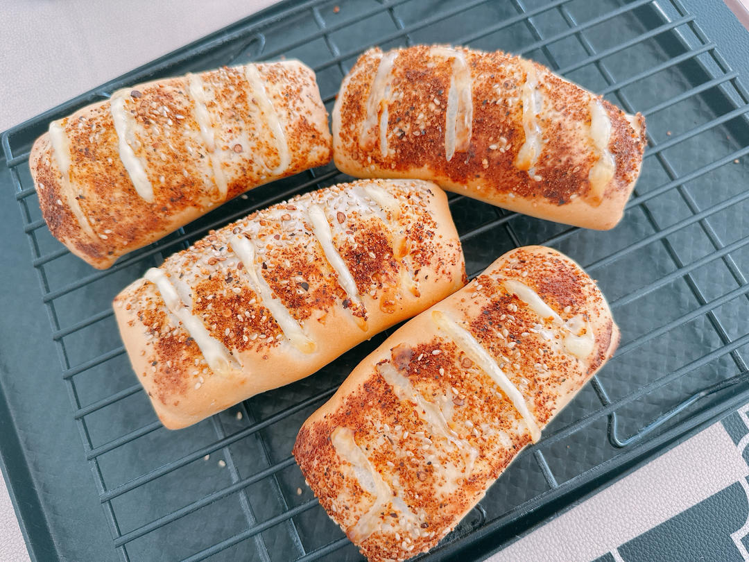辣肉松脆肠面包