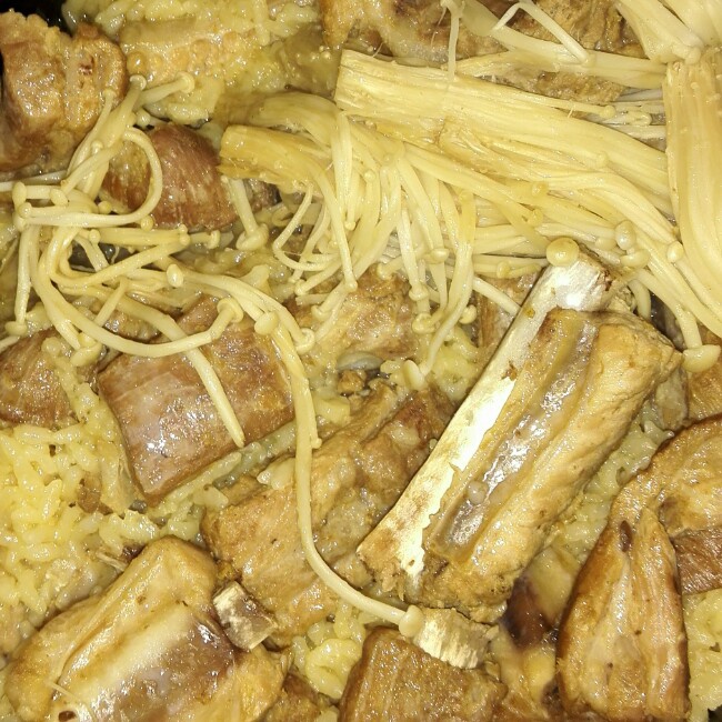 香喷喷的排骨焖饭