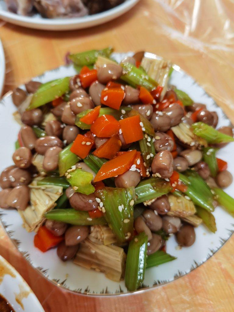 凉拌芹菜花生米胡萝卜