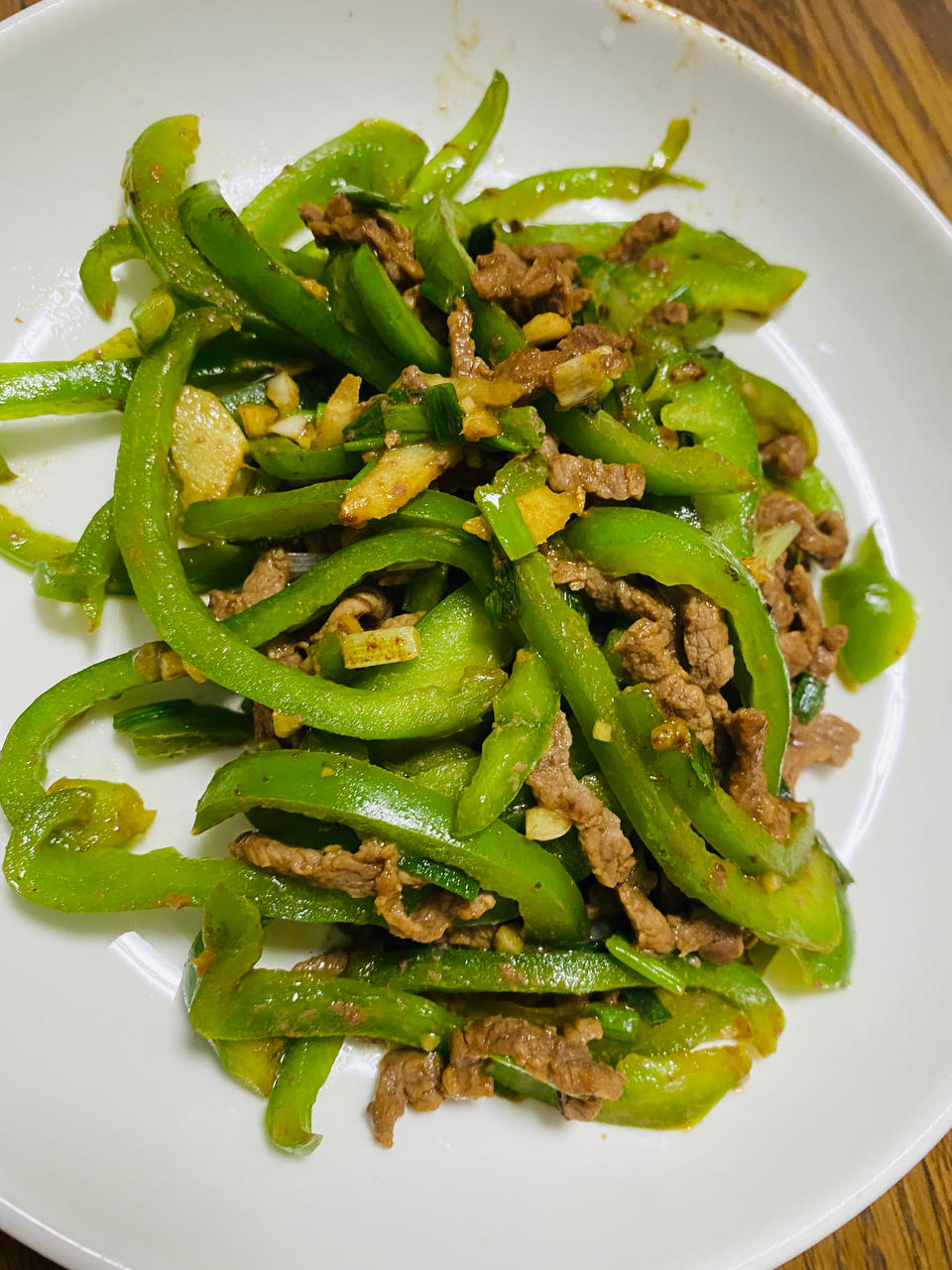 厨师长教你：“葱香牛肉”的家常做法，葱香扑鼻，细嫩可口
