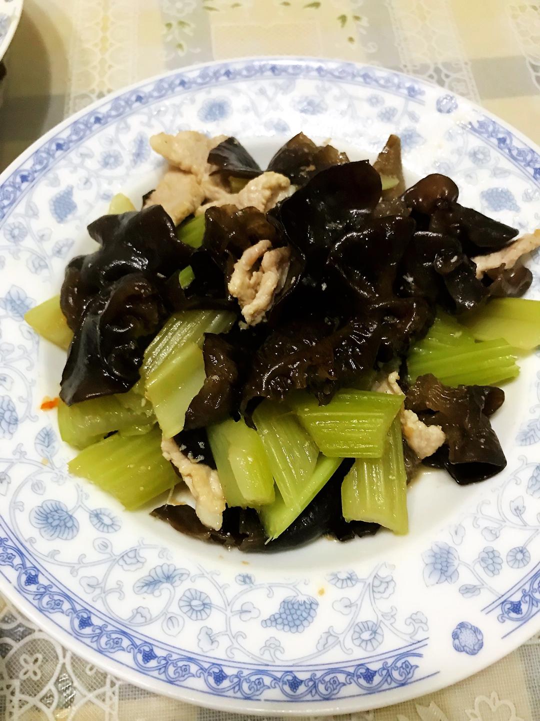 西芹木耳炒肉片的做法