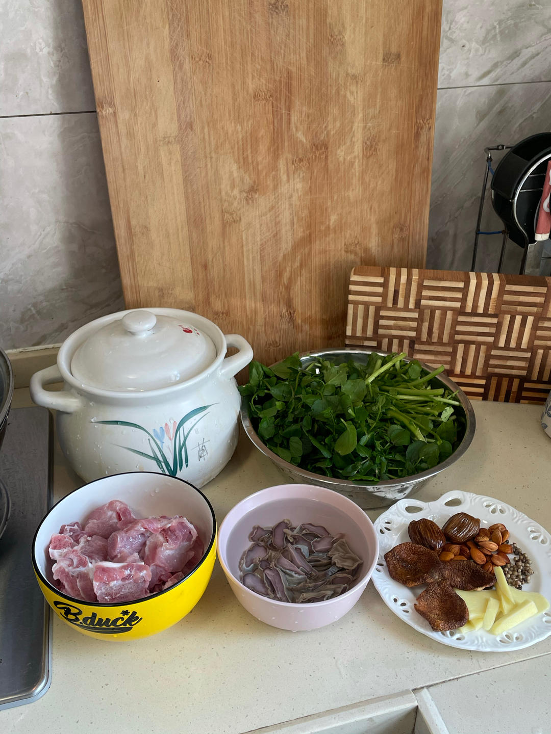 秋冬清热润肺下火靓汤西洋菜陈肾猪骨汤