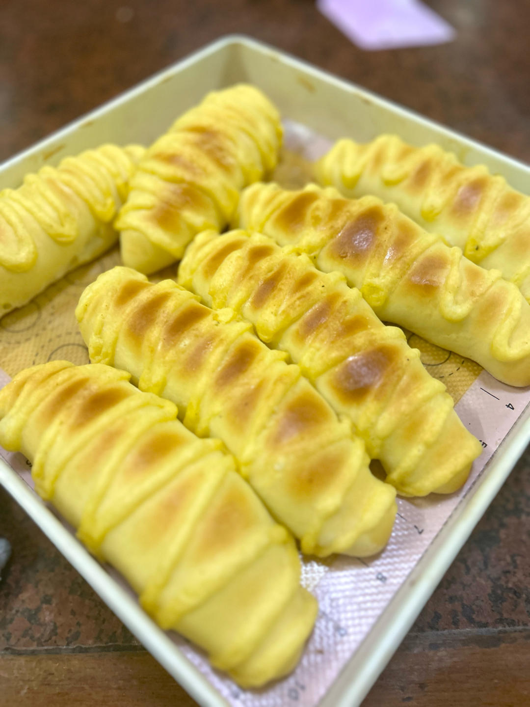 香甜柔软的毛毛虫面包