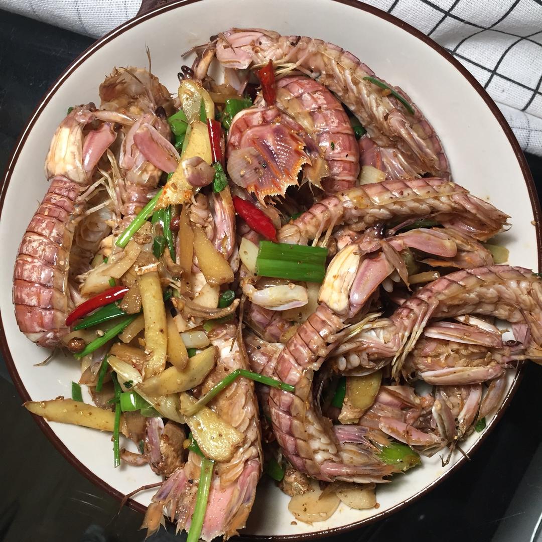 无油炸版的椒盐皮皮虾和巧拨虾壳的方法