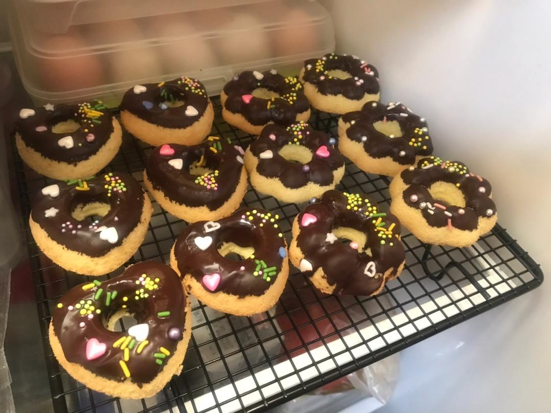 松软可口甜甜圈