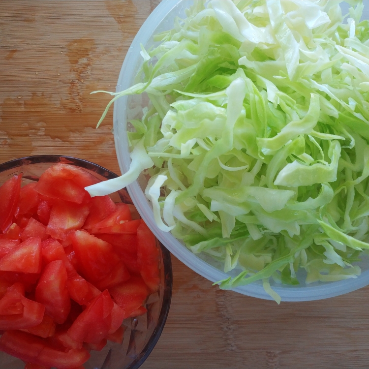 超简单的番茄炒大头菜的做法 步骤1
