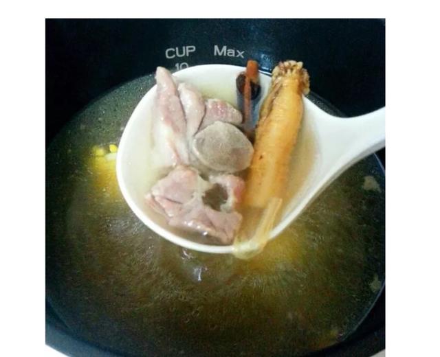 五指毛桃排骨汤的做法