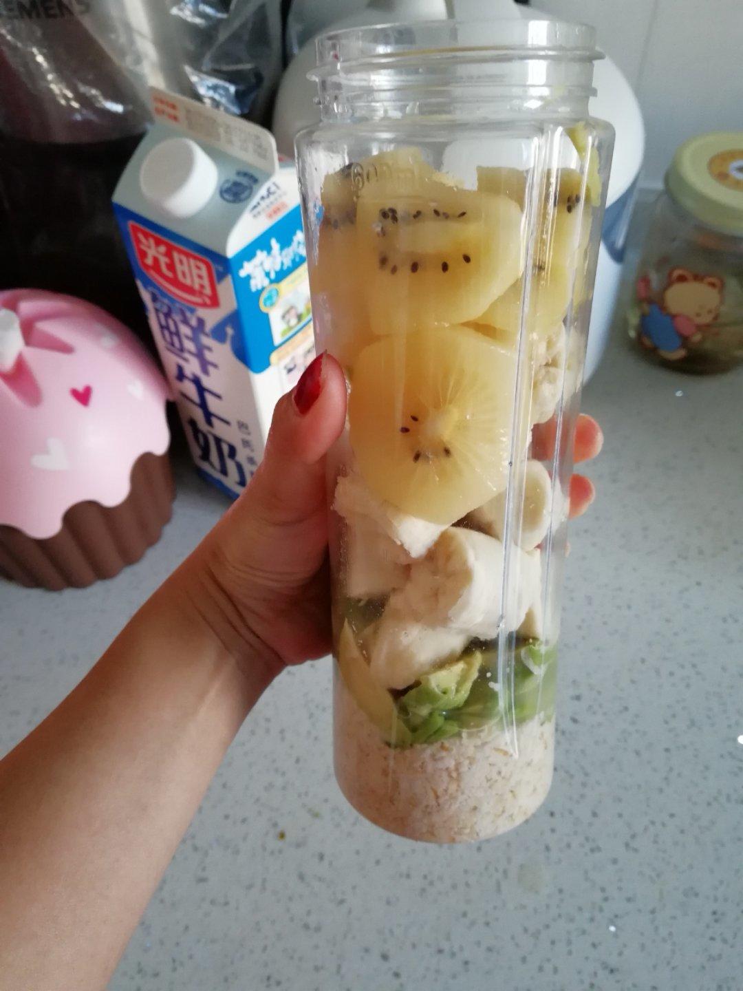 cassie晓魔女做的牛油果香蕉奶昔