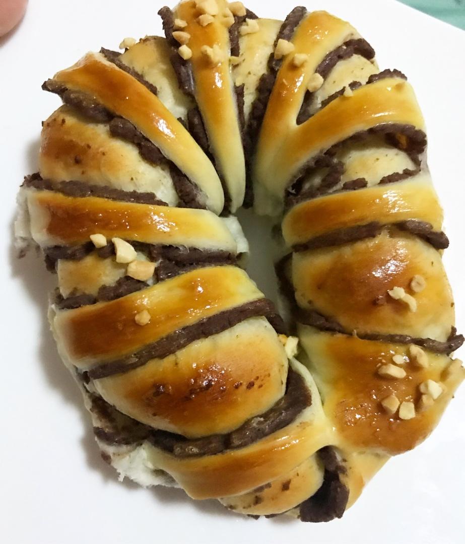 松软可口的红豆沙面包卷