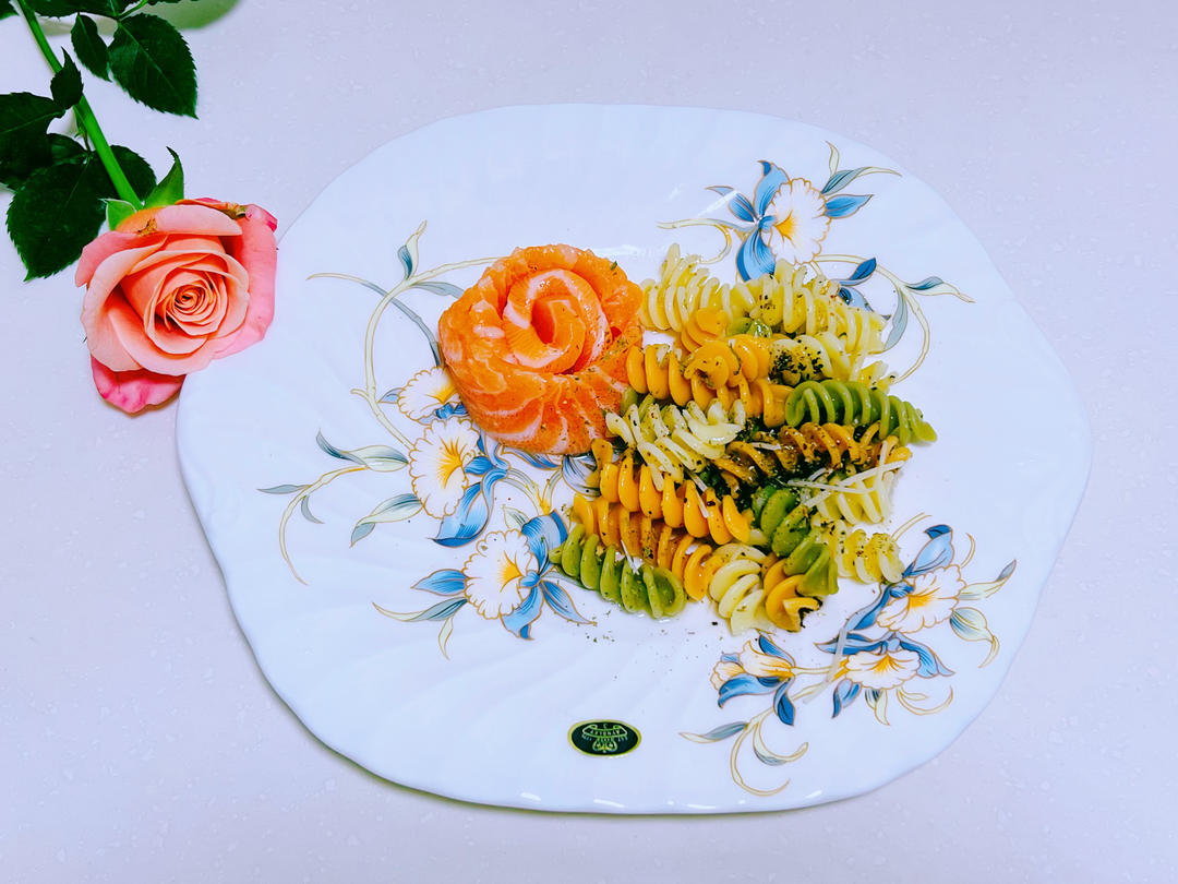 10分钟内搞定颜值西餐——三文鱼玫瑰欧芹意粉色拉