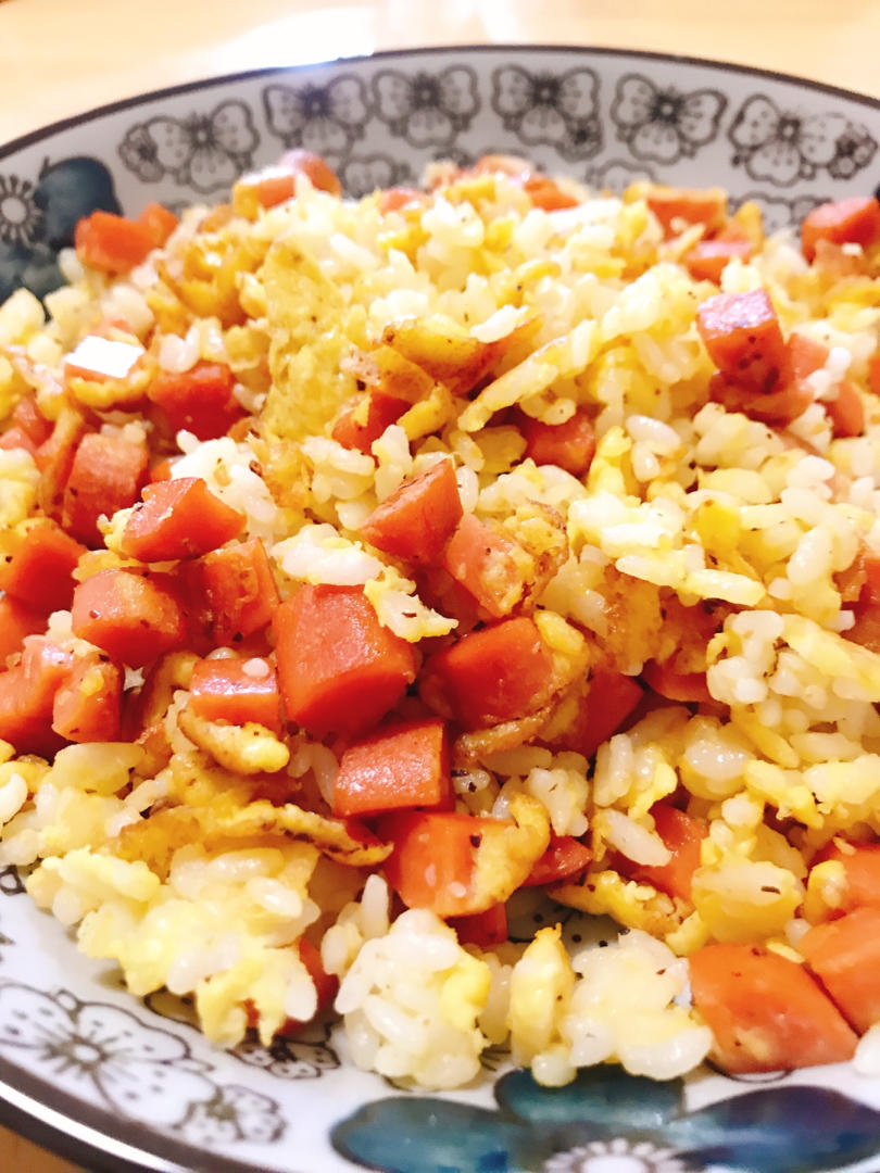 我要给你做美味早餐做的黄金火腿肠蛋炒饭