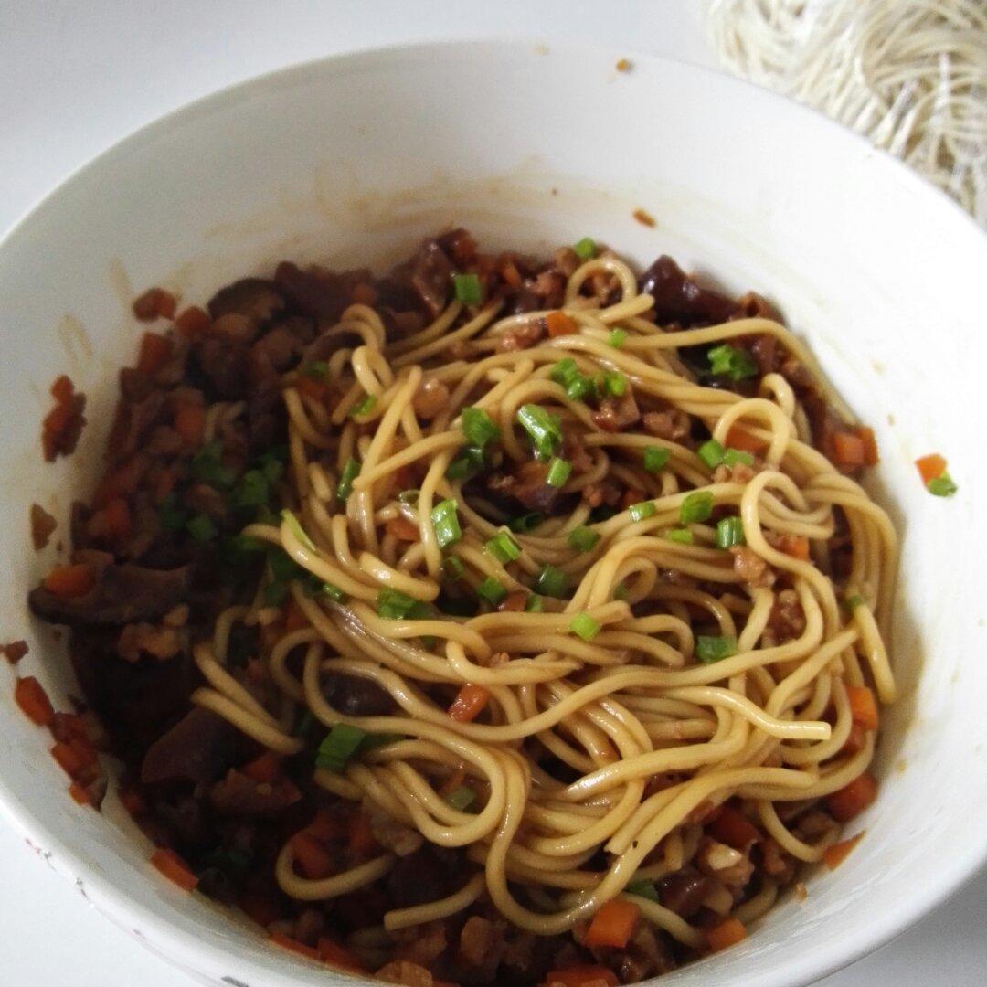 香菇肉末炸酱面