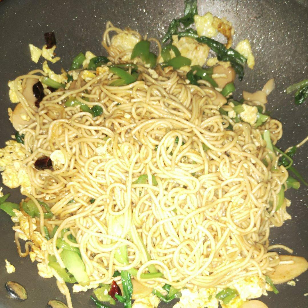 鸡蛋火腿炒面🥢