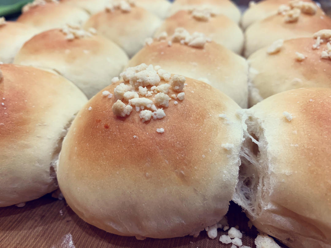 像棉花般柔软的炼乳小餐包，新手一次成功